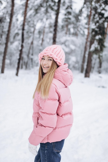 Foto giovane ragazza all'aperto nel parco innevato d'inverno