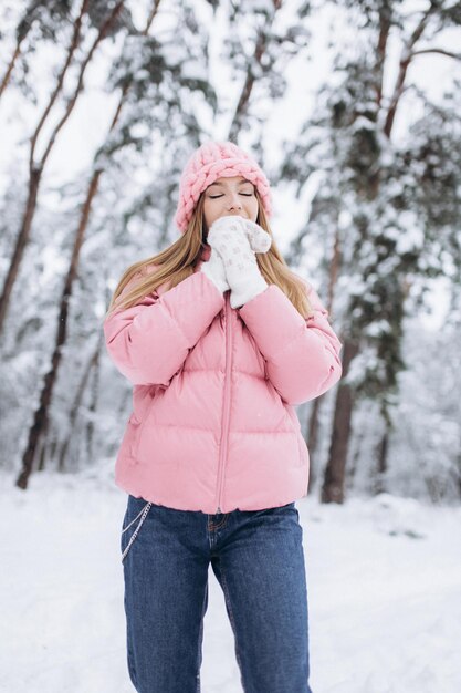 冬の雪の公園で屋外の若い女の子