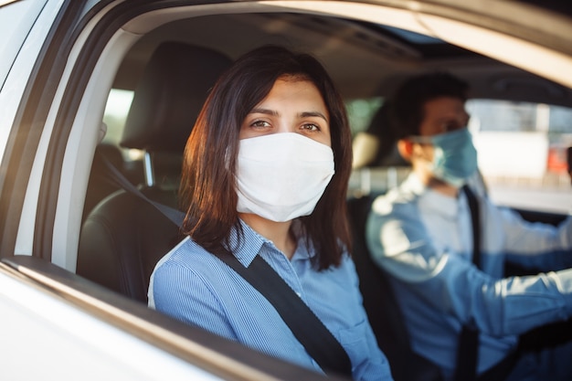 Una giovane passeggera fa un giro in taxi durante la quarantena della pandemia di coronavirus.
