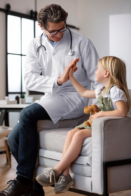 Photo young girl at the pediatrician's office for a physical examination