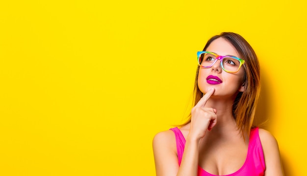 Ragazza in costume da bagno di un pezzo dentellare