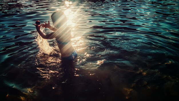 写真 水の中で遊ぶ若い女の子