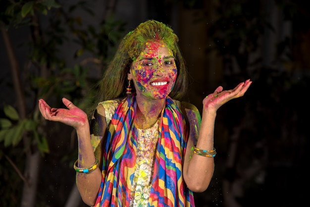 Una giovane ragazza gioca con i colori. il concetto per il festival indiano holi. spruzzi di colore.