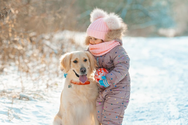 Foto ritratto di giovane ragazza che gioca gioco attivo con il suo cane golden retriever