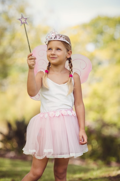 Photo young girl pretending to be a fairy