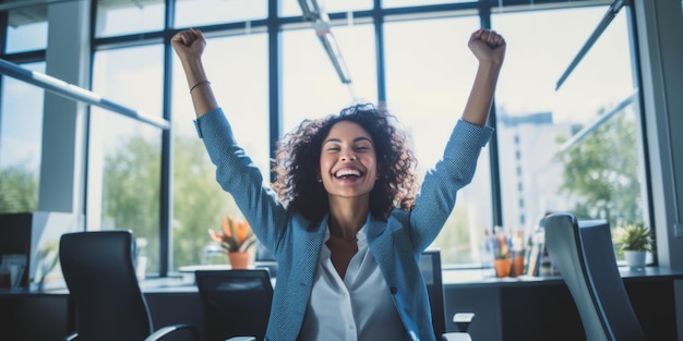 Молодая девушка подняла кулаки в воздух в восторге успешная бизнесменка в офисе генеративный ИИ