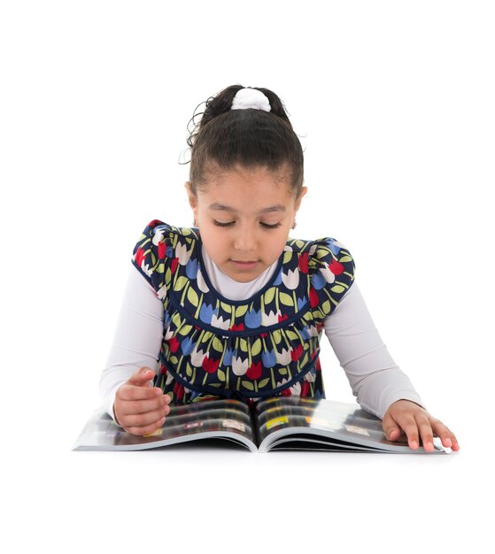 Молодая девушка, читающая на белом фоне