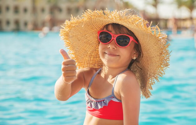 Ragazza che si distende nella piscina