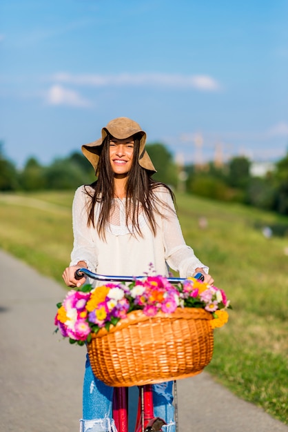 若い女の子は自転車に乗る