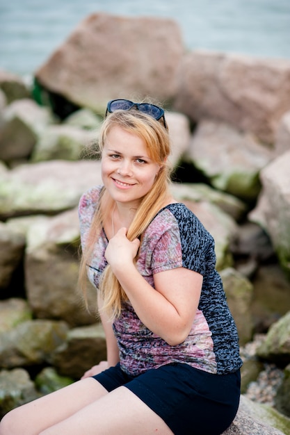 Ragazza sulle rocce nel mare