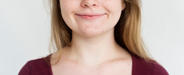 Фото Молодая девушка застенчивая улыбка студийный портрет