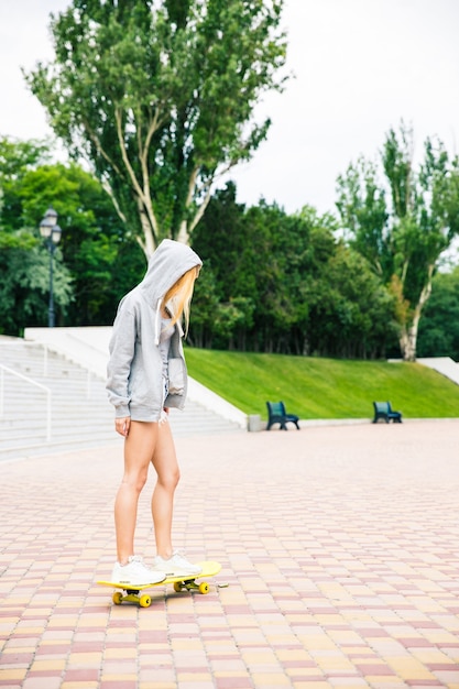 Ragazza giovane skateboard