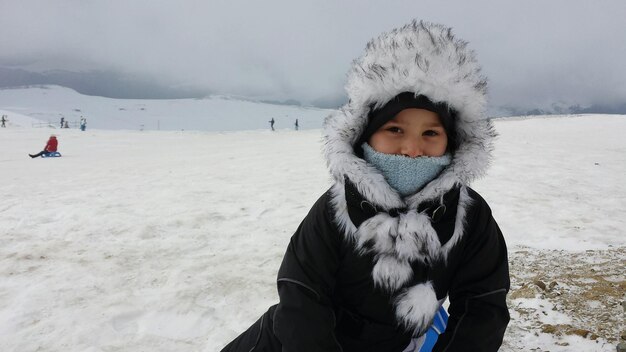 Foto ragazza sulla neve durante l'inverno