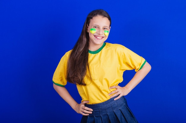 ブラジルの少女サッカーファンが腰に手を当てる