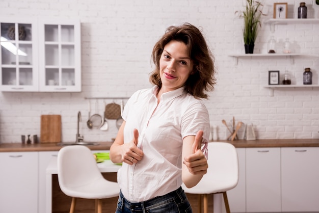 Ragazza che ordina immondizia alla cucina. concetto di riciclaggio. zero sprechi