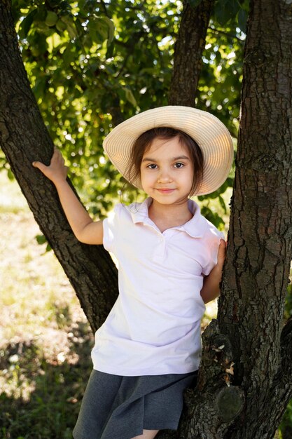 Photo young girl spending time outdoors in a rural area enjoying childhood