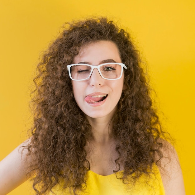 Photo young girl sticking her tongue out