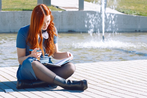 Ragazza che studia nel campus