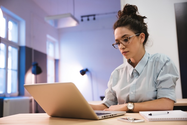 Photo young girl studying online