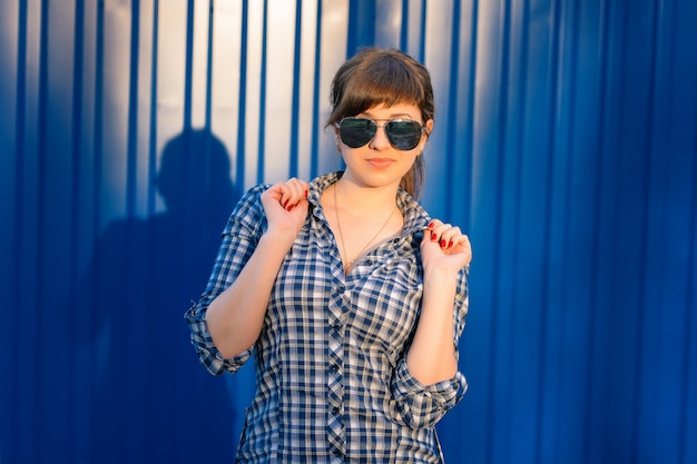 Photo young girl in sunglasses in shirt