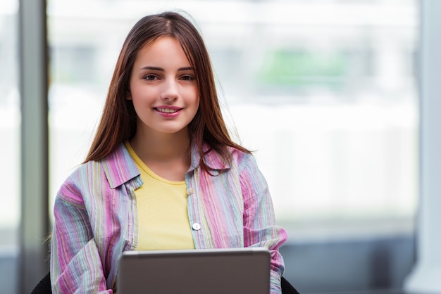 Foto internet praticante il surfing della ragazza sul computer portatile