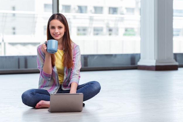 Photo young girl surfing internet on laptop