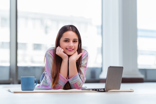 若い女の子のラップトップでインターネットサーフィン