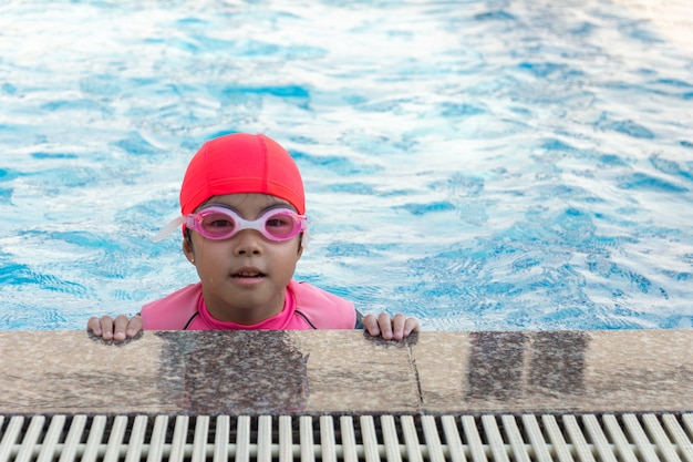 Young girl swimming in pool.