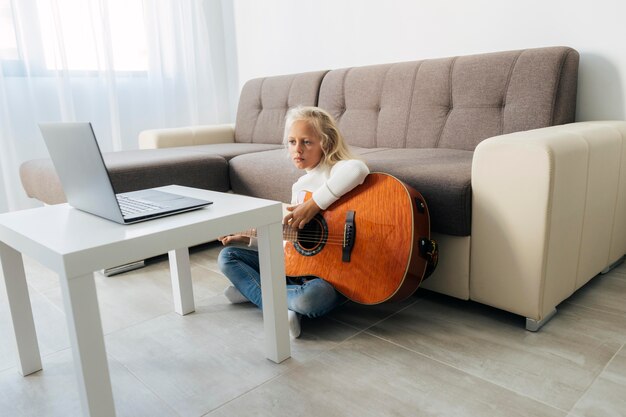 Foto ragazza che cattura una lezione di chitarra in linea