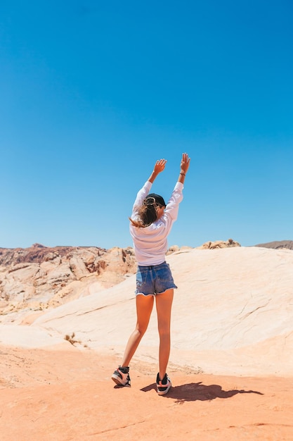 Photo young girl on trail at fire valley in utah