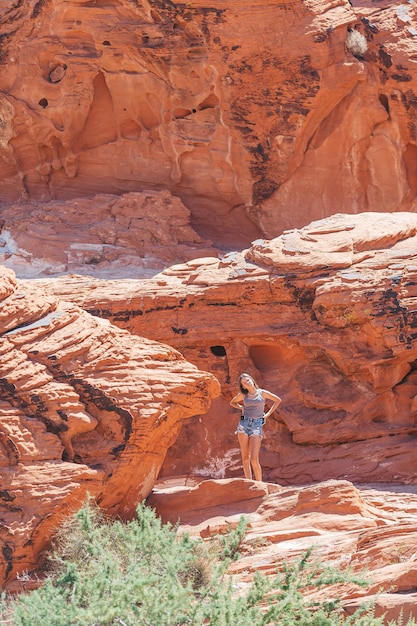 Foto ragazza sul sentiero di fire valley nello utah