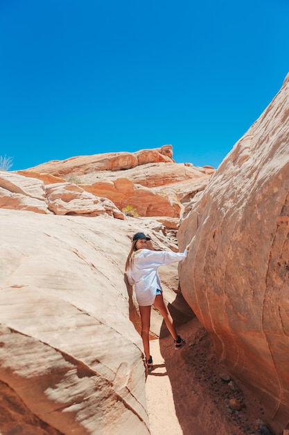 Foto ragazza sul sentiero di fire valley nello utah