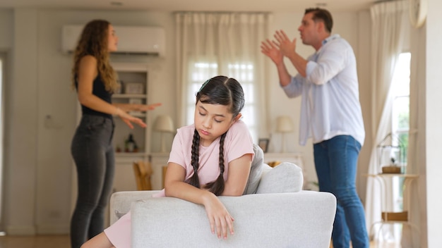 Photo young girl trapped in the middle of tension by her parent argument synchronos