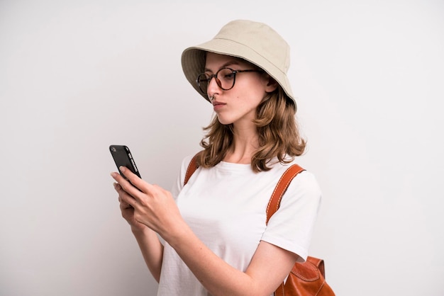 Ragazza che usa il suo concetto turistico del telefono