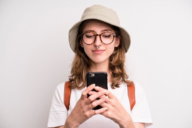 Ragazza che usa il suo concetto turistico del telefono