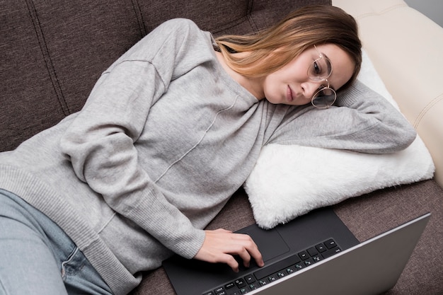 Ragazza che per mezzo del computer portatile