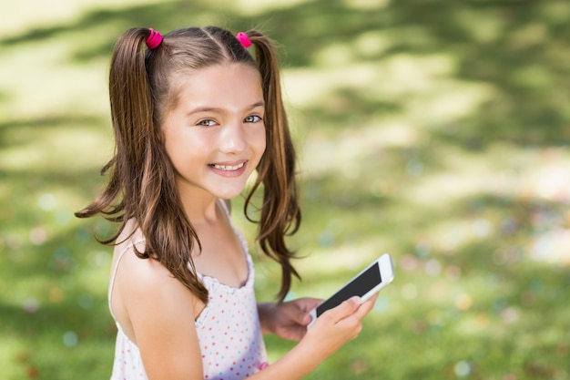 Ragazza che per mezzo del telefono cellulare