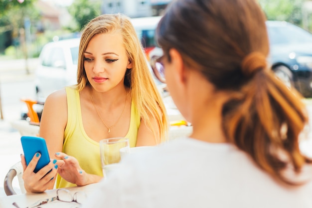 Ragazza che per mezzo del telefono cellulare