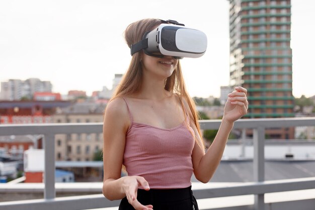 외부 새로운 VR 고글을 사용하는 어린 소녀