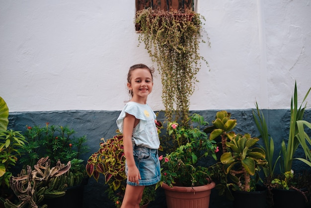 植物を楽しんで、それらから学ぶことをとても幸せな少女