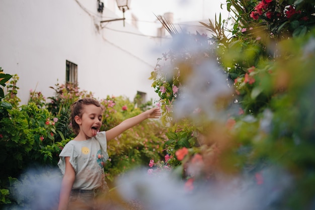 植物を楽しんで、それらから学ぶことをとても幸せな少女