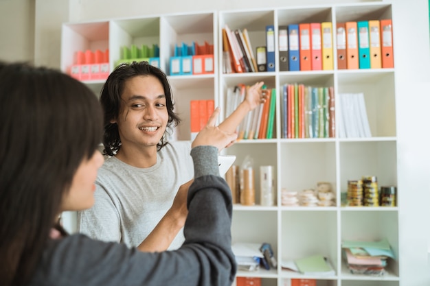 Ragazza che visita una cartoleria scegliendo elemento