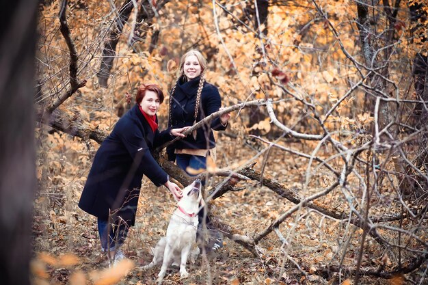 Ragazza in una passeggiata nel giardino d'autunno