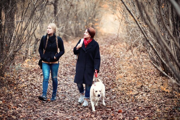 Ragazza in una passeggiata in autunno