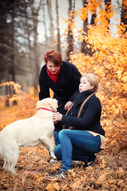 Ragazza in una passeggiata in autunno