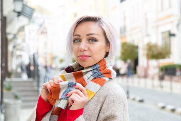 若い女の子が旧市街を散歩します。ポートレート。