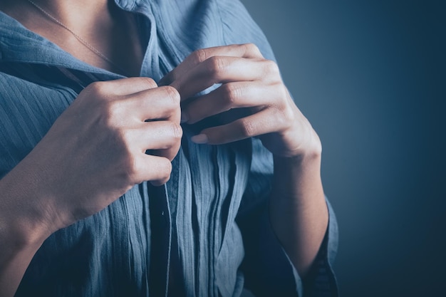 写真 若い女の子は服を脱ぎたい