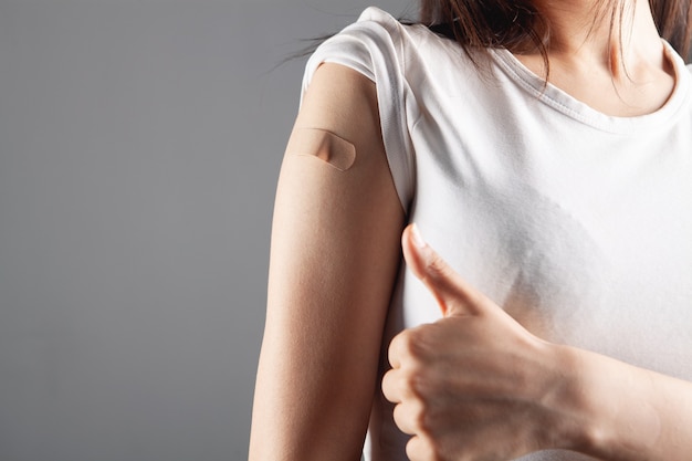 A young girl was vaccinated