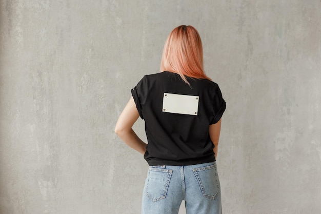 Photo young girl wearing blank black t-shirt nameplate on back