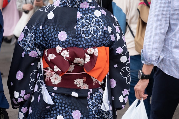 日本の東京の浅草寺の前に立っている日本の着物を着た少女。